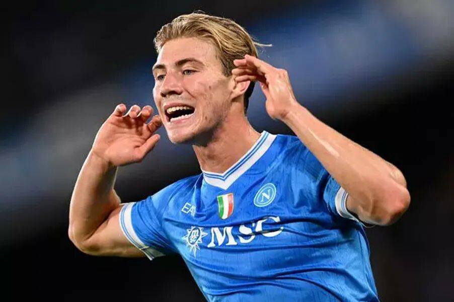 曼联4400万卖霍伊伦德基本谈妥！巨头为转会志得意满，承诺继续买人