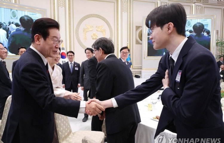 韩媒：李在明总统向职业游戏玩家Faker李相赫颁发了青龙勋章